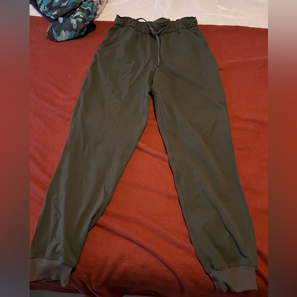 Lululemon On The Fly Mid-Rise Jogger size 6 dark olive